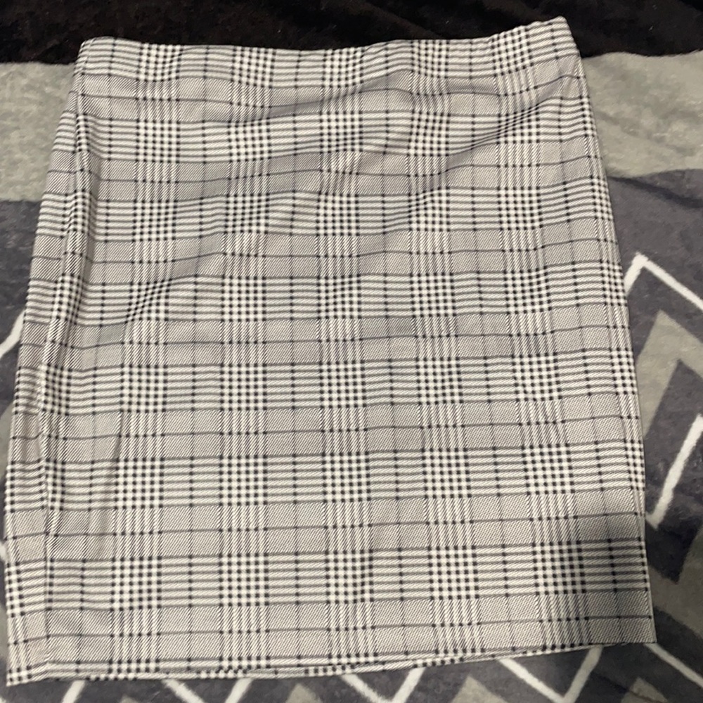 Mini skirt . Stretchy . Not see through .